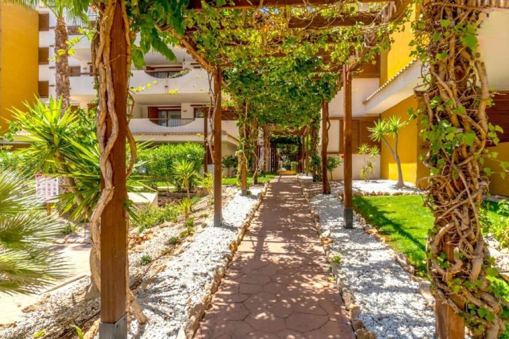 Espana - Punta Prima Orihuela Costa - Large For 6-people 85m2 And Terrace 40m2 Air Conditioning Wi-fi Living Kitchen 2 Bedrooms 2 Bathrooms 3 Swimming Pools Parking Security To The Sea 160m Only 40 Min To The Airport *