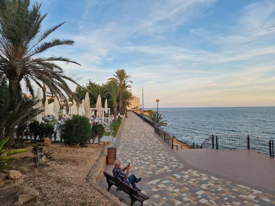 Apartment Espana - Punta Prima Orihuela Costa - Large For 6-people 85m2 And Terrace 40m2 Air Conditioning Wi-fi Living Kitchen 2 Bedrooms 2 Bathrooms 3 Swimming Pools Parking Security To The Sea 160m Only 40 Min To The Airport