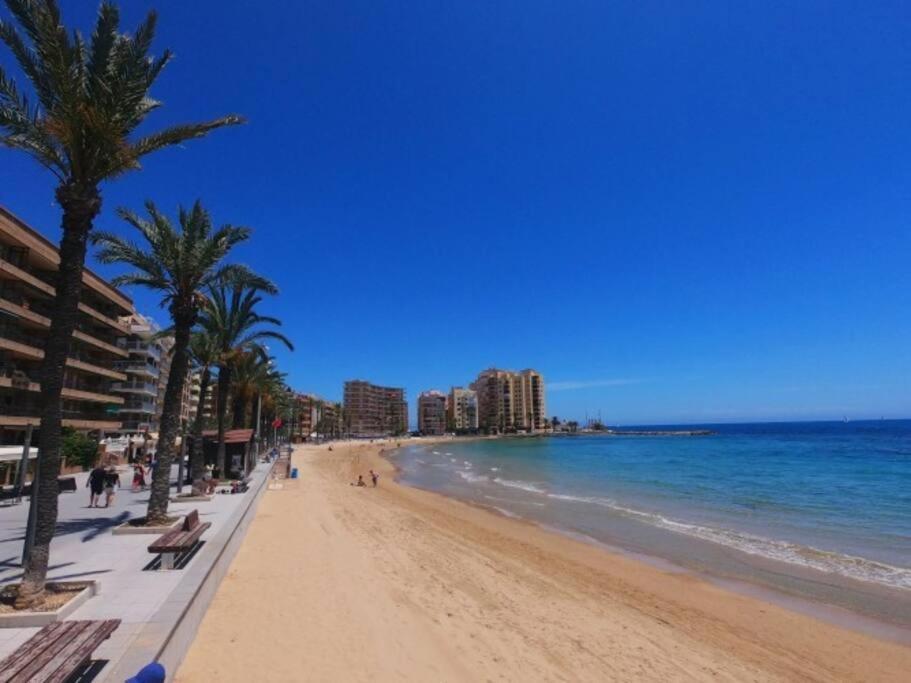 Apartment Espana - Punta Prima Orihuela Costa - Large For 6-people 85m2 And Terrace 40m2 Air Conditioning Wi-fi Living Kitchen 2 Bedrooms 2 Bathrooms 3 Swimming Pools Parking Security To The Sea 160m Only 40 Min To The Airport Torrevieja